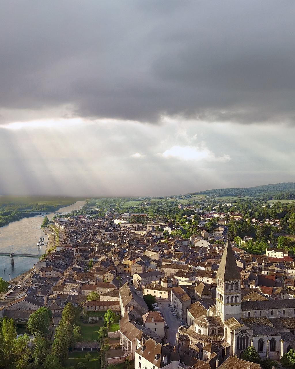 découvrez la bourgogne, une région emblématique de la france réputée pour ses vins prestigieux, ses paysages pittoresques et son riche patrimoine culturel. explorez les vignobles, villages charmants et monuments historiques de burgundy.